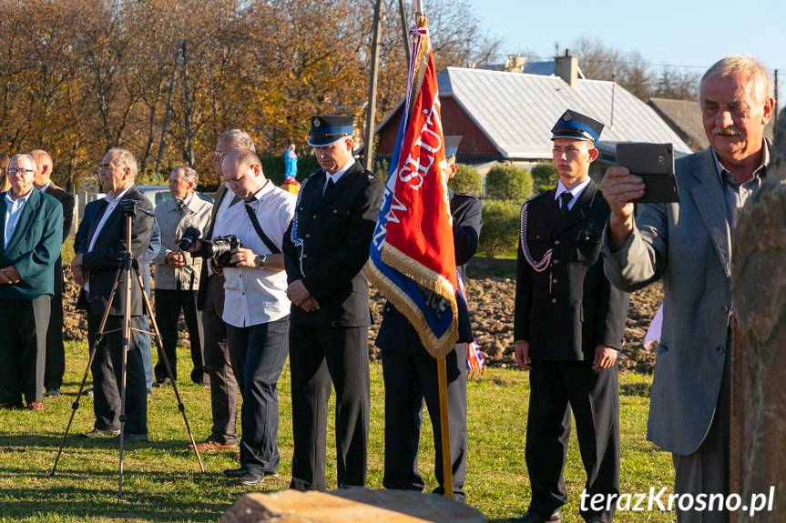 Niżna Łąka. Odsłonięto pomnik upamiętniający ofiary wojen światowych