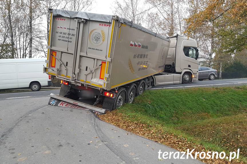 Ciężarówka zjechała z jezdni, utrudnienia w Jaszczwi