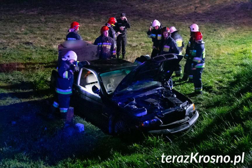 Dachowało BMW. Pasażerowie i kierowca uciekli