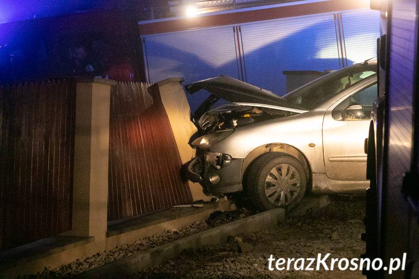 Wjechali peugeotem w ogrodzenie