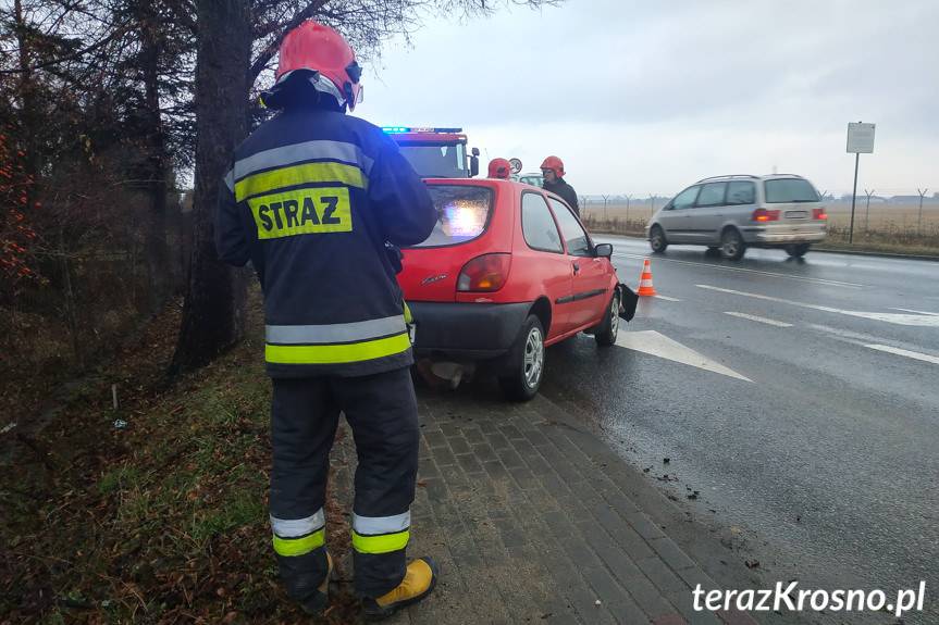 Uderzył fordem w latarnię