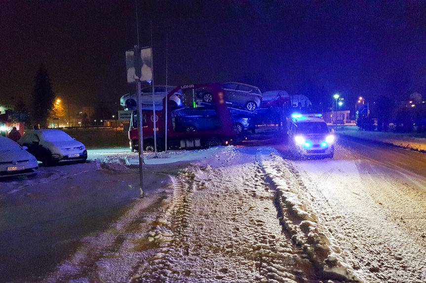 Ugrzązł autotransporterem