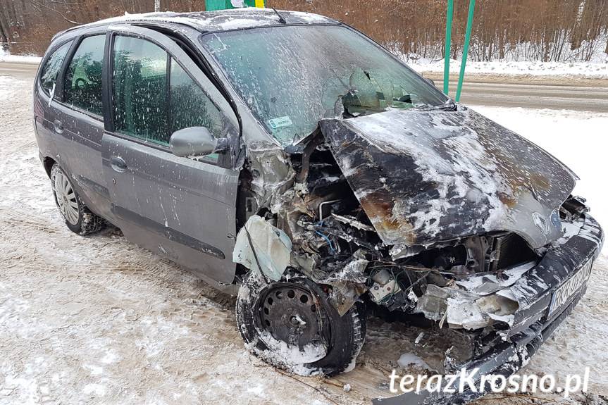 Samochód osobowy uderzył w ogrodzenie i zapalił się