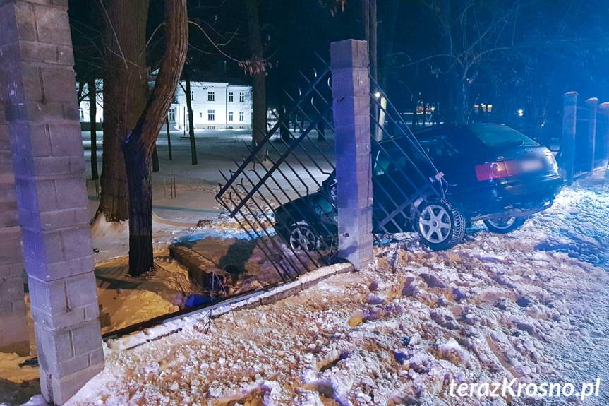 Pijana 24-latka uderzyła w ogrodzenie