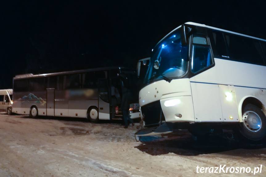 Autobus zsunął się do rowu