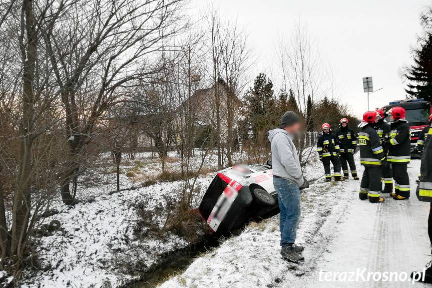 Wypadek w Iwoniczu, wjechała fiatem do rowu