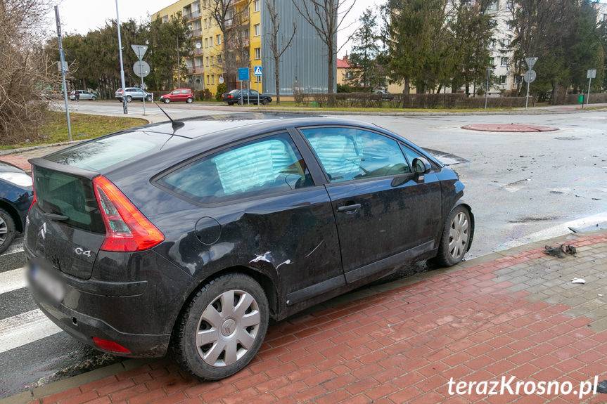 Kolizja dwóch samochodów na rondzie w Krośnie