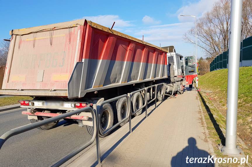 Uniknął zderzenia, ale wjechał w barierki