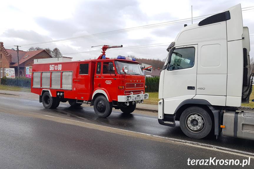 Wjechał osobówką pod naczepę ciężarówki