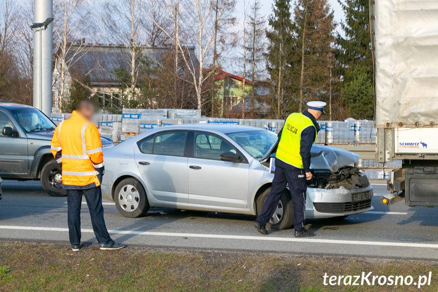 Miejsce Piastowe. Osobówką najechał na tył naczepy