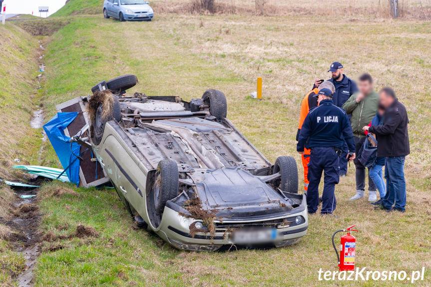 Wypadek w Rogach. Jeden samochód dachował