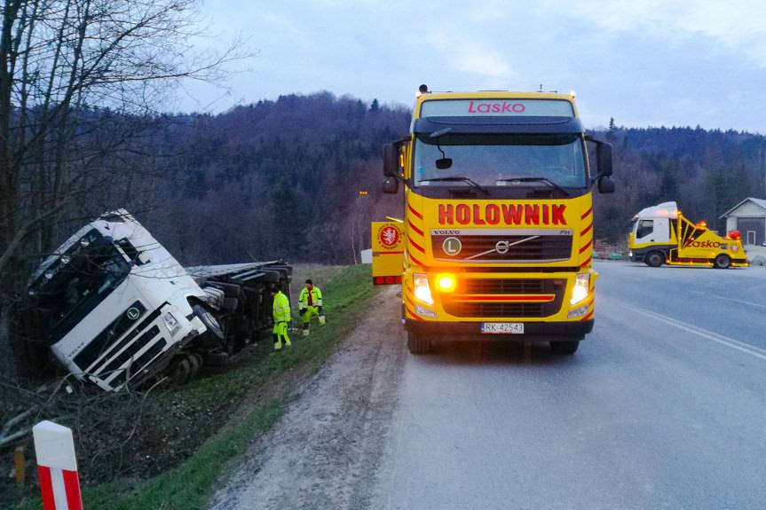 Tir wypadł z drogi i przewrócił się na bok