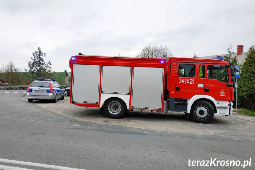 Motorowerzysta uderzył w przyczepę
