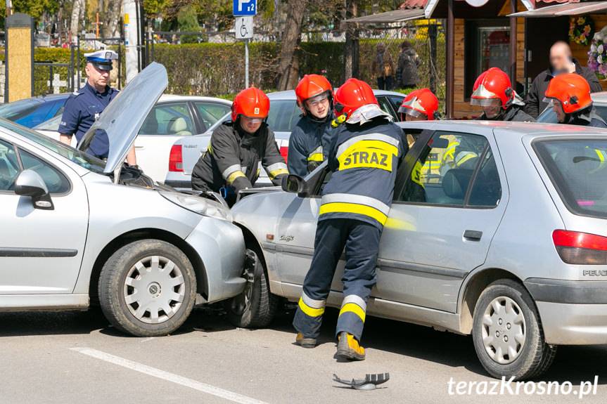 Kolizja na Wyszyńskiego trzech samochodów