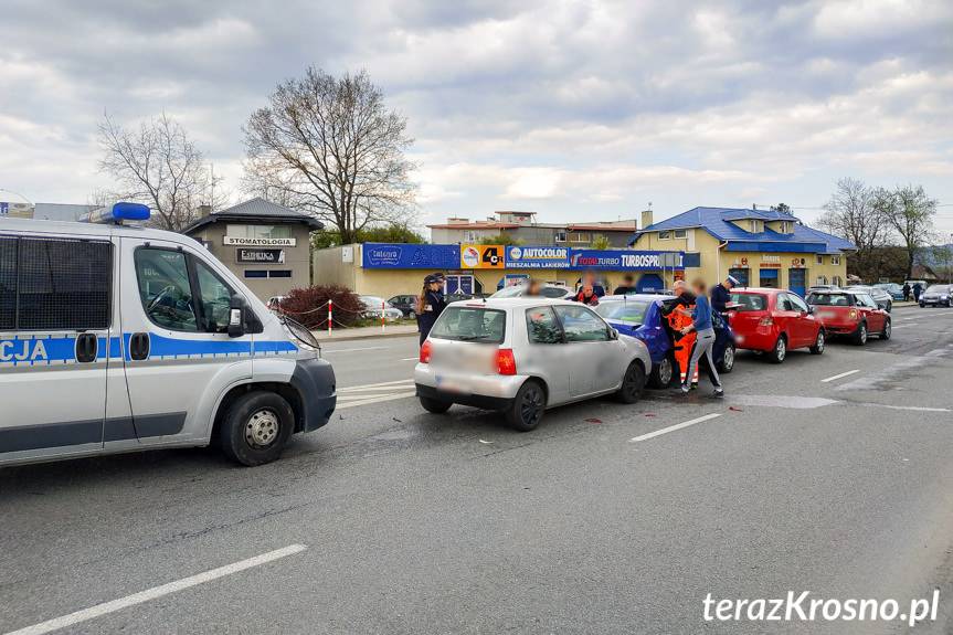 Kolizja na ul. Krakowskiej, uszkodzone cztery samochody