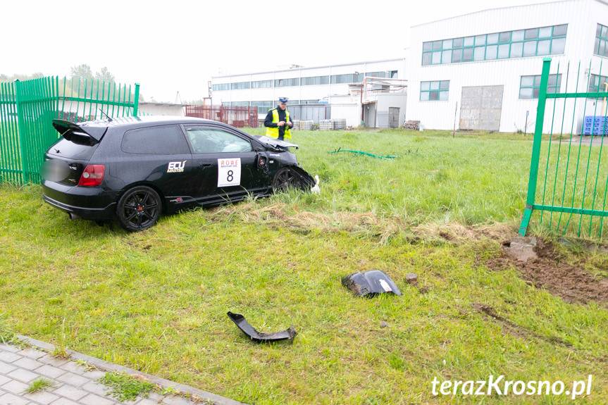 Uderzył hondą w ogrodzenie huty