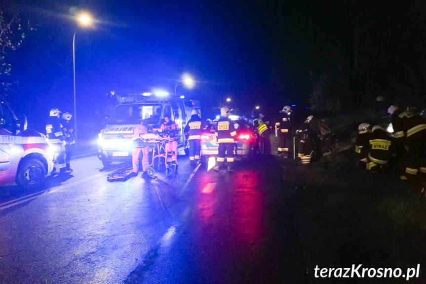 Wypadek w Klimkówce, uderzył samochodem w przepust