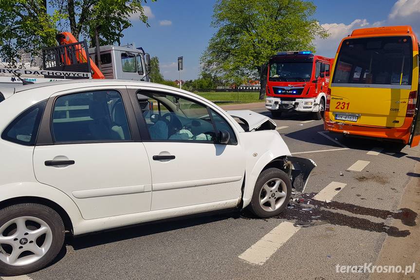 Wypadek na Zręcińskiej, uderzył citroenem w autobus