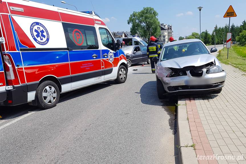 Zderzenie dwóch samochodów, z jednego zaczął wydobywać się dym