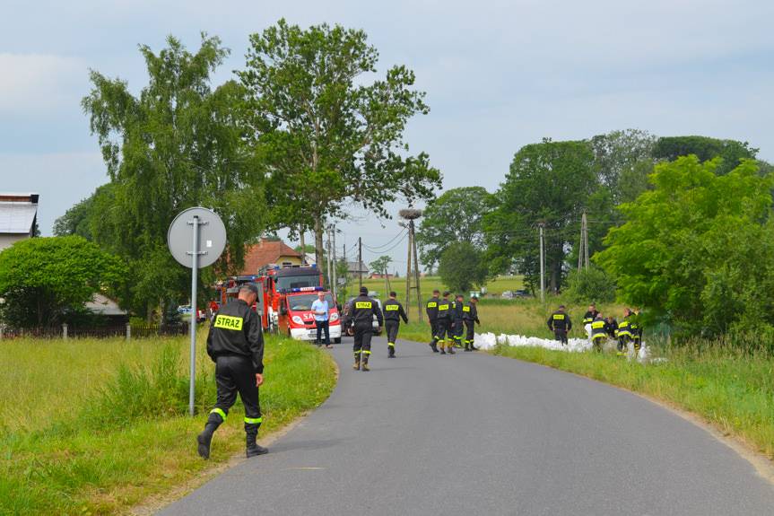Ćwiczenia w Bziance. Przeciekające wały i ewakuacja szkoły