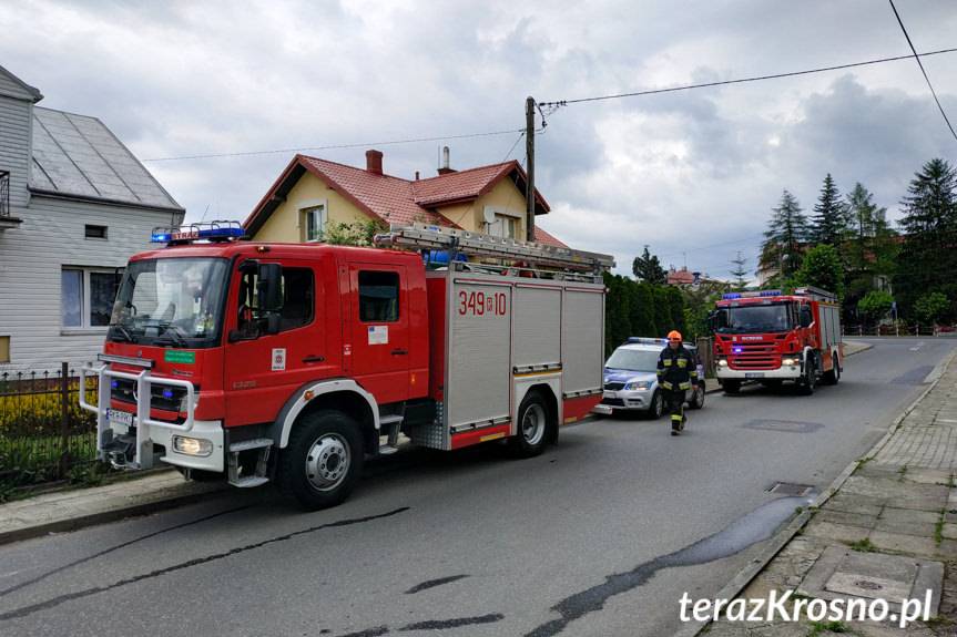 Wjechali samochodem w ogrodzenie