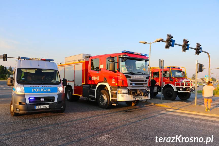 Zderzenie na skrzyżowaniu, uderzył w bok naczepy