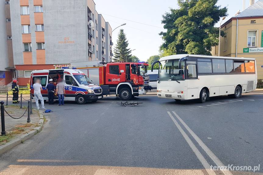 Groźny wypadek w Krośnie. Rowerzysta zderzył się z autobusem