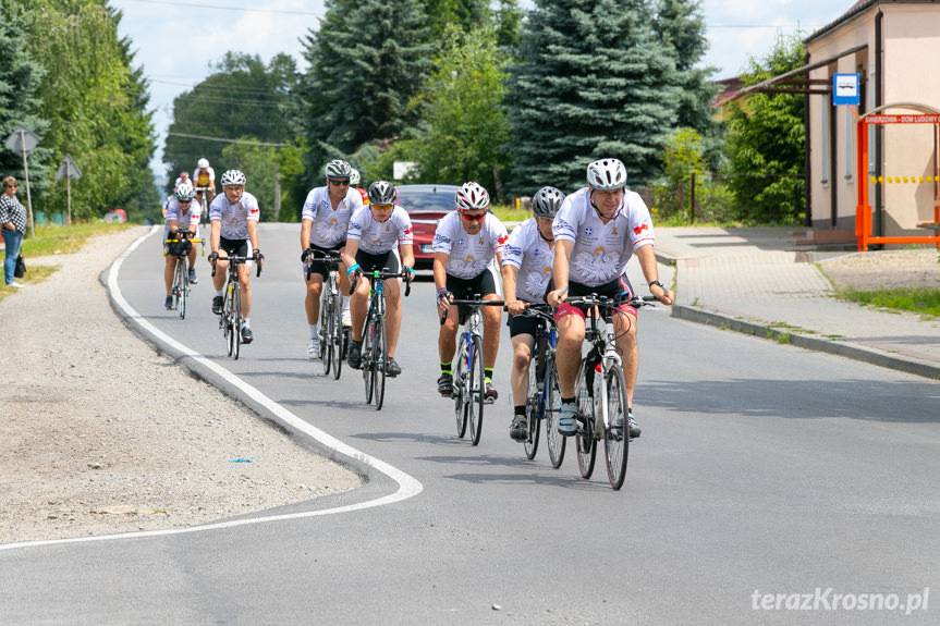 Kolarze - pielgrzymi przejechali przez Krosno i powiat