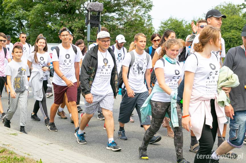 Młodzi pielgrzymi docierają do Miejsca Piastowego