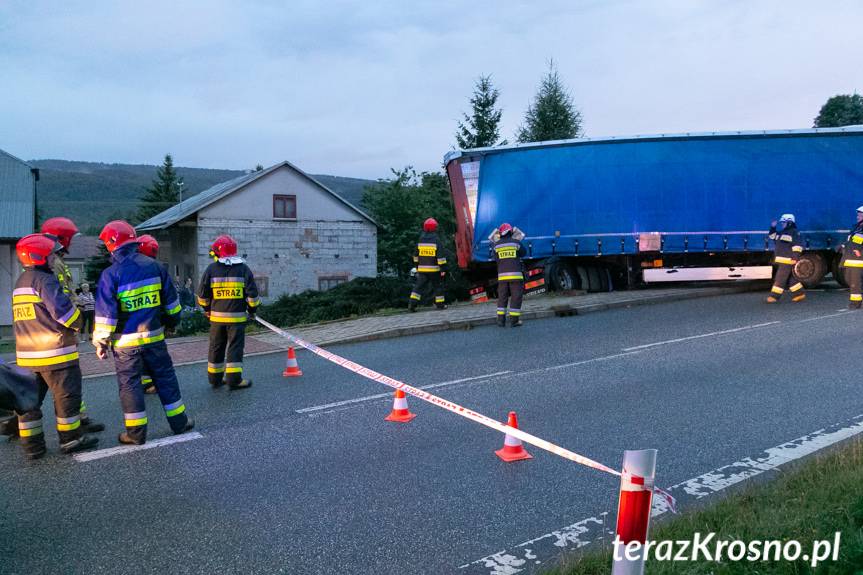 Wypadek tira w Teodorówce