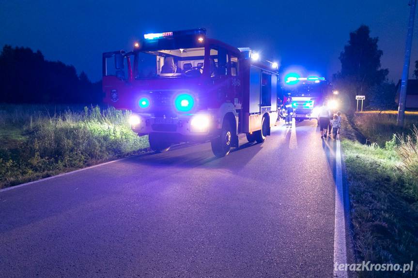 Pijana wjechała do rowu. Wiozła trójkę dzieci i pijanego męża