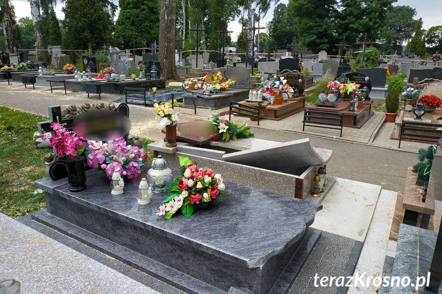 Drzewo spadło na groby na cmentarzu w Jedliczu