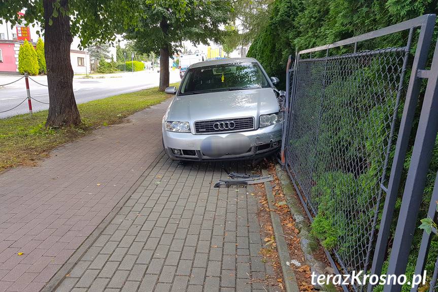 Uniknął zderzenia ale wjechał w ogrodzenie