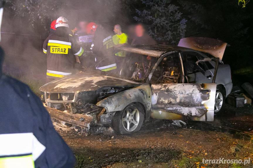 Pożar w Jaszczwi, audi spłonęło doszczętnie
