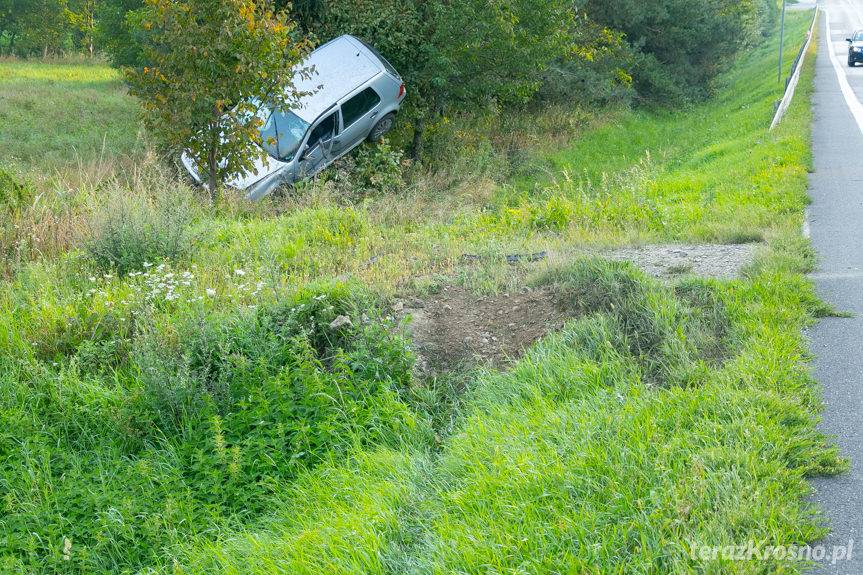 Kierowca zasnął za kierownicą, volkswagen koziołkował
