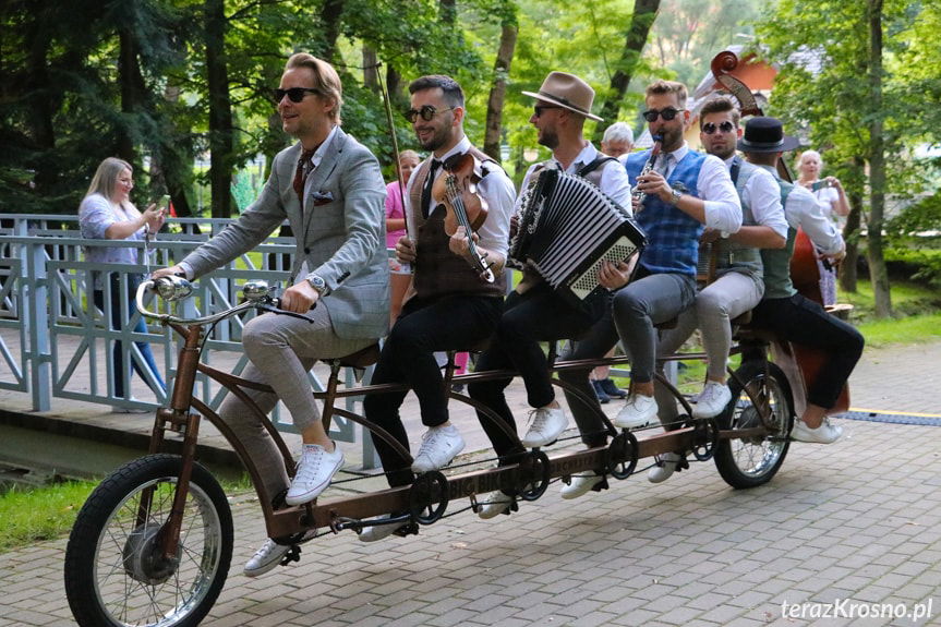 Festiwal im. Hanki Ordonówny w Rymanowie-Zdroju. Orkiestra na dużym rowerze porwała publiczność