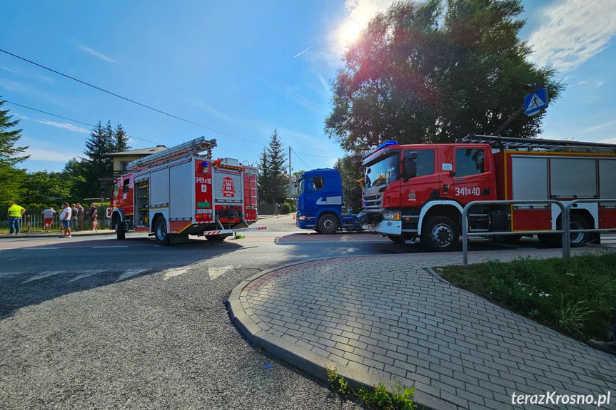 Dukla. Ciężarówka uderzyła w słup energetyczny