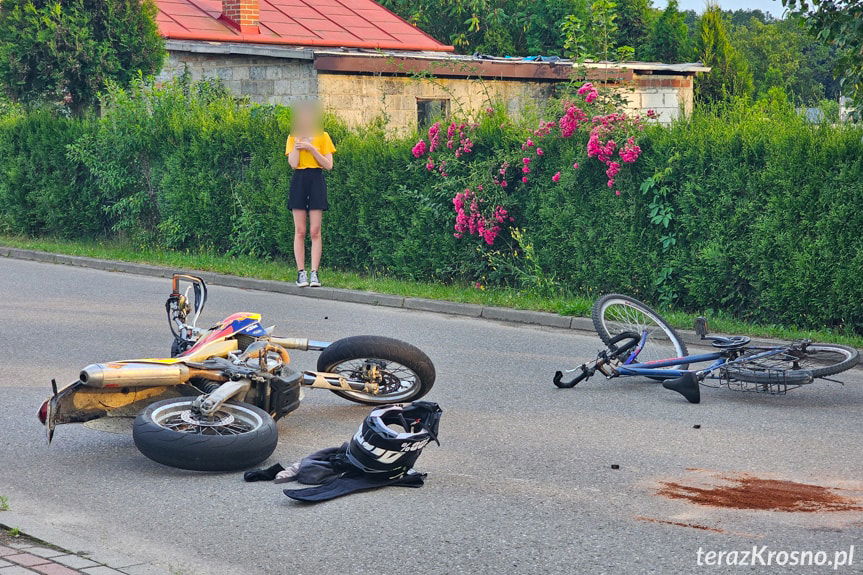 Zderzenie rowerzysty z motocyklistą w Pustynach