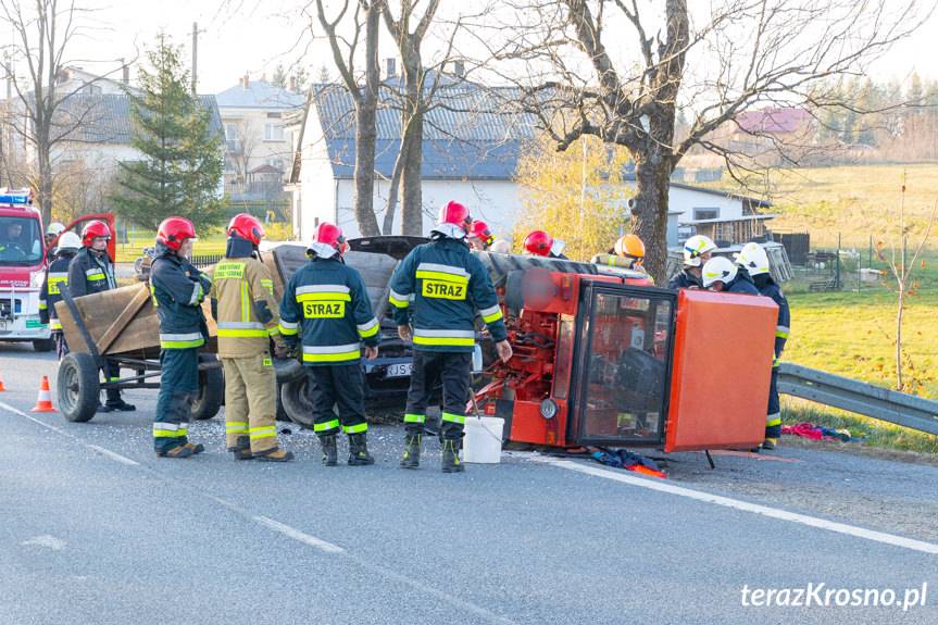 Wypadek w Iwli. Zderzenie ciągnika i samochodu osobowego