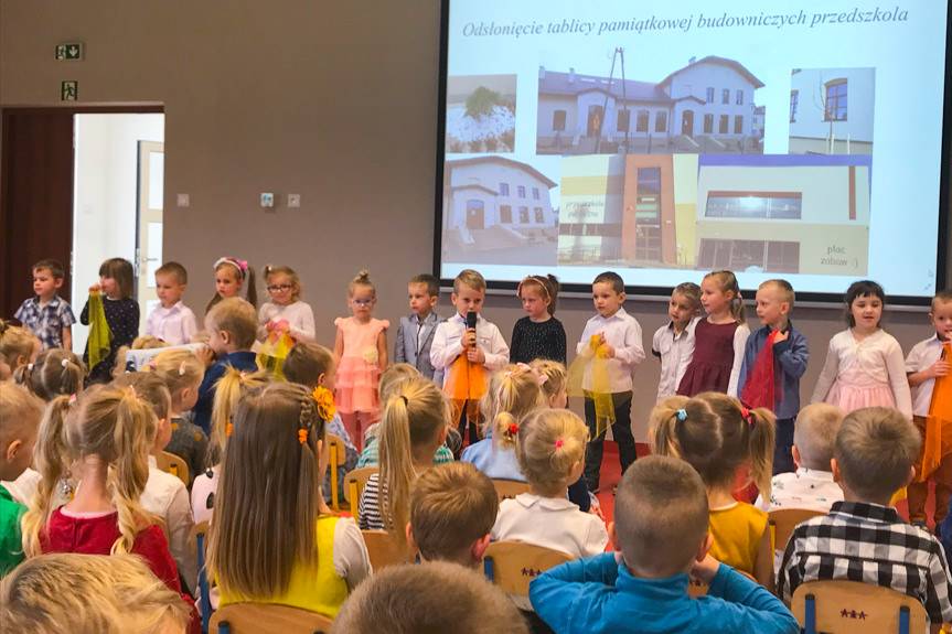 Lubatowa. Tablica upamiętnia budowniczych przedszkola