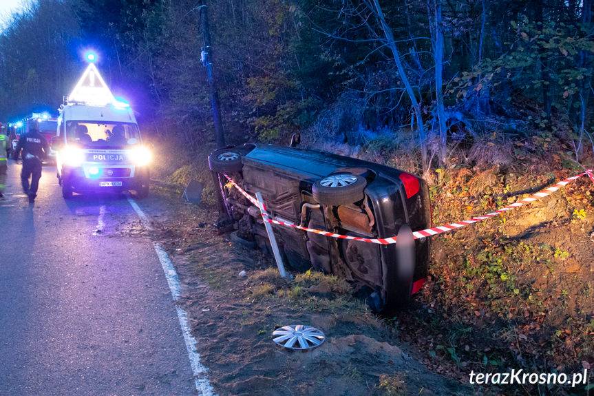 Kolizja w Węglówce, wjechał volkswagenem do rowu
