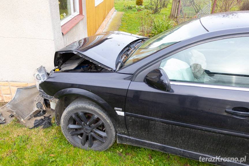 Uderzył samochodem w dom