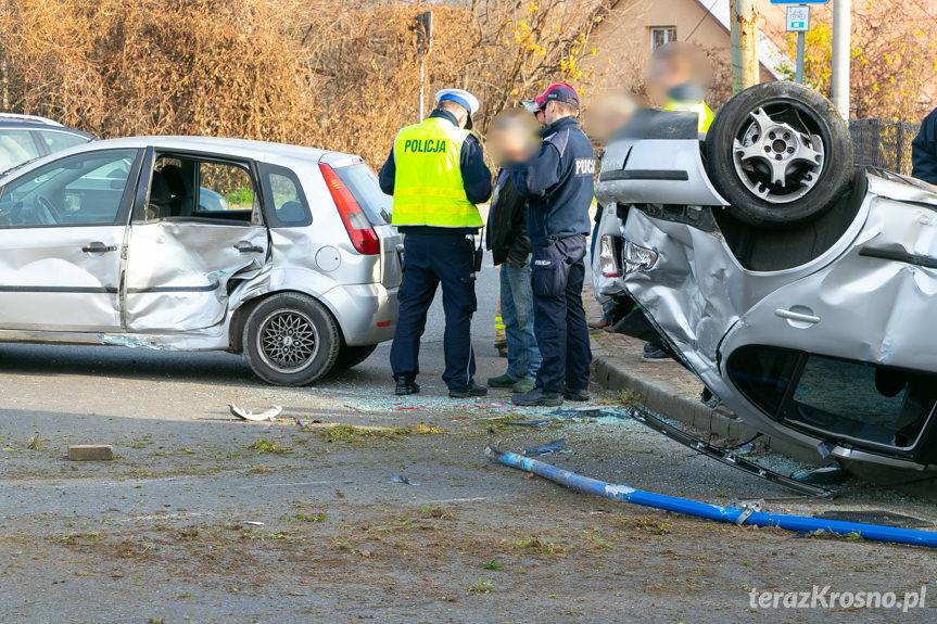Zderzenie na skrzyżowaniu w Krośnie. Seat na dachu