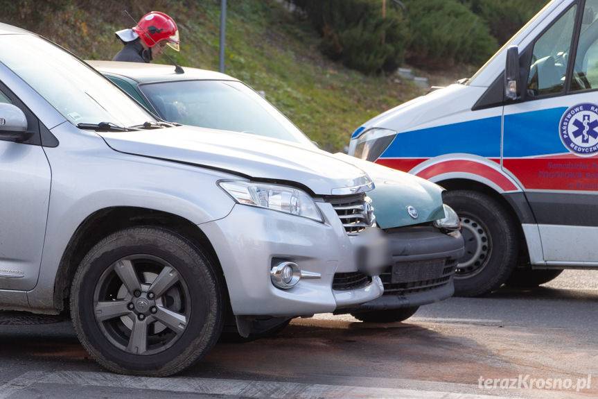 Zderzenie toyoty i fiata na skrzyżowaniu