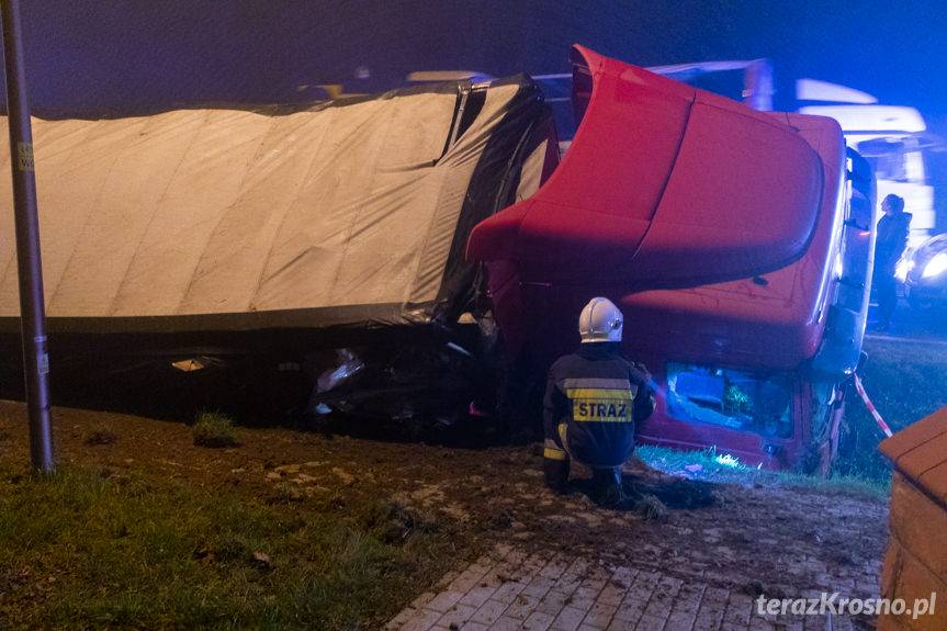 Zasnął za kierownicą. Wjechał tirem do rowu 