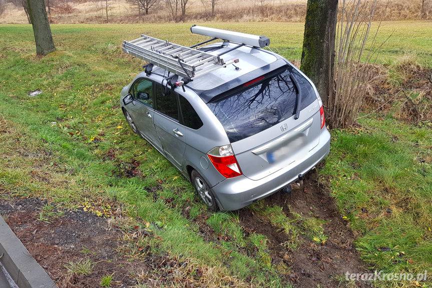 Kolizja na Bieszczadzkiej, honda poza drogą