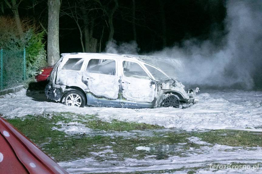 Nocny pożar samochodów w Nadolu