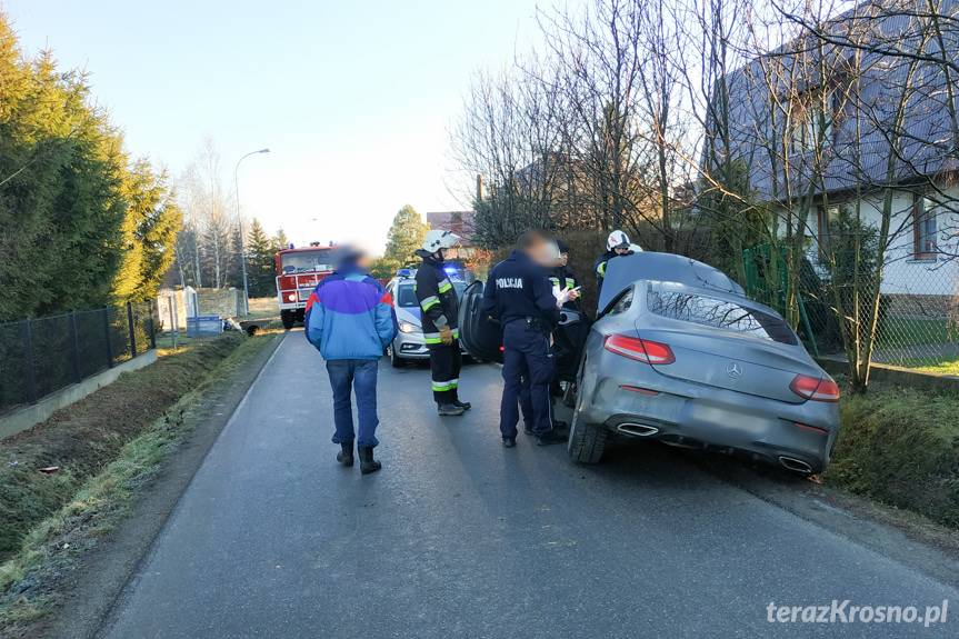 Mercedes w rowie, zadziałał eCall