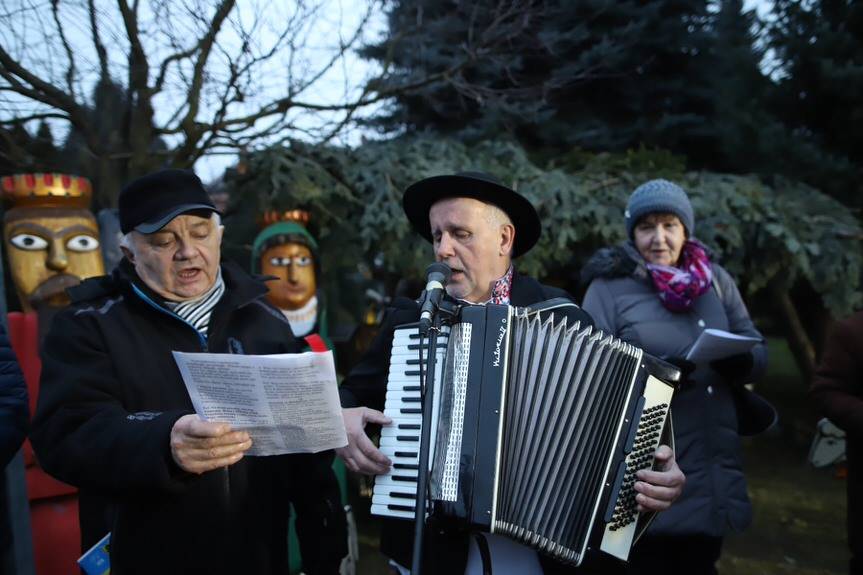 Kolędowanie przy szopce w Jedliczu