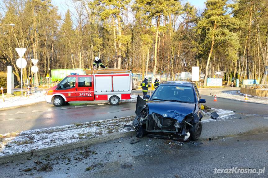 Zderzenie trzech samochodów na rondzie w Krośnie